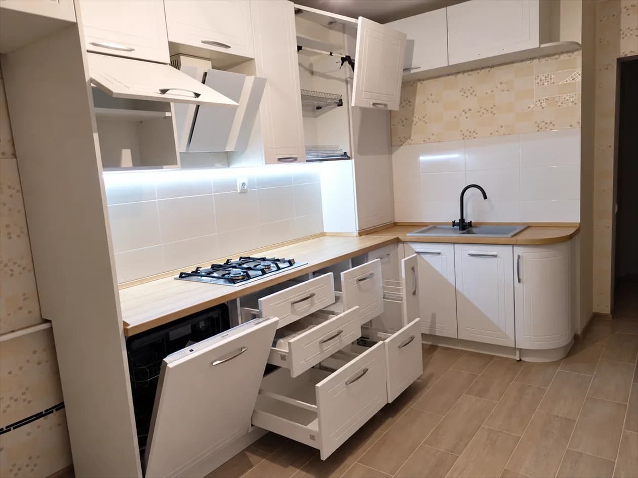 Миниатюра 10 проекта Белая кухня, шкафы и мебель для детских