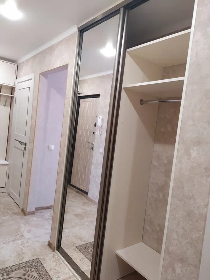Миниатюра 4 проекта Кремовая кухня и мебель для прихожей