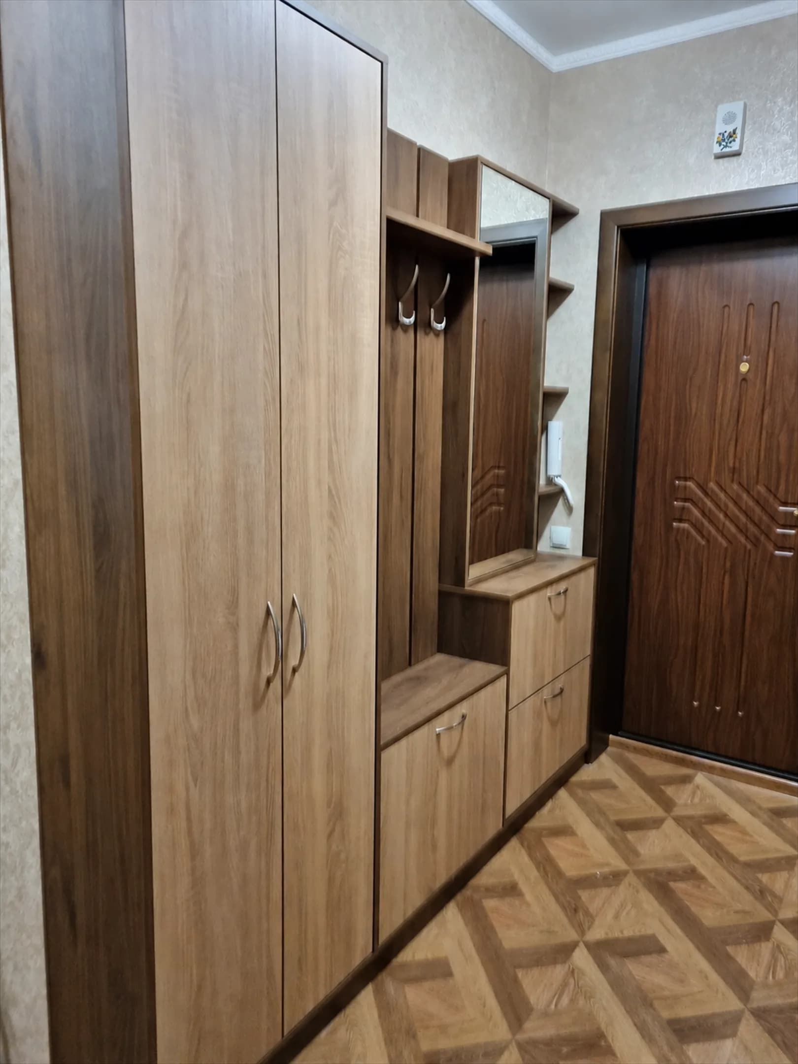 Миниатюра 3 проекта Прихожая под дерево со шкафом-купе