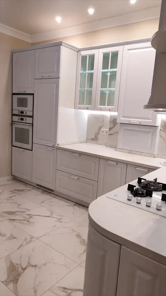 Миниатюра 3 проекта Белая угловая кухня с витринами
