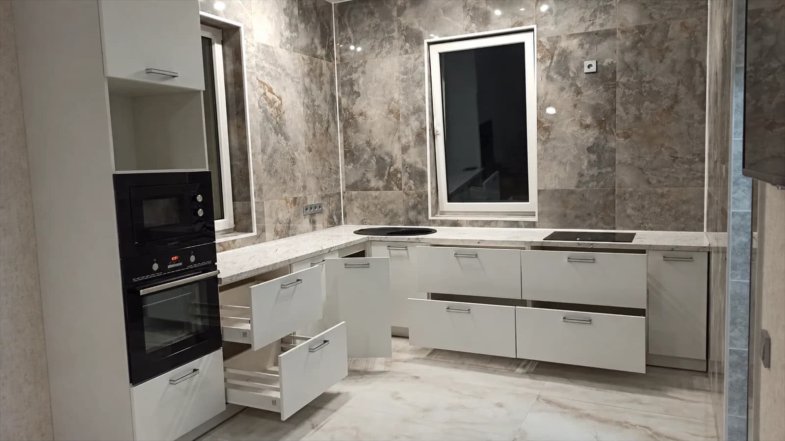 Миниатюра 5 проекта Светлая кухня, шкаф и ТВ-тумба
