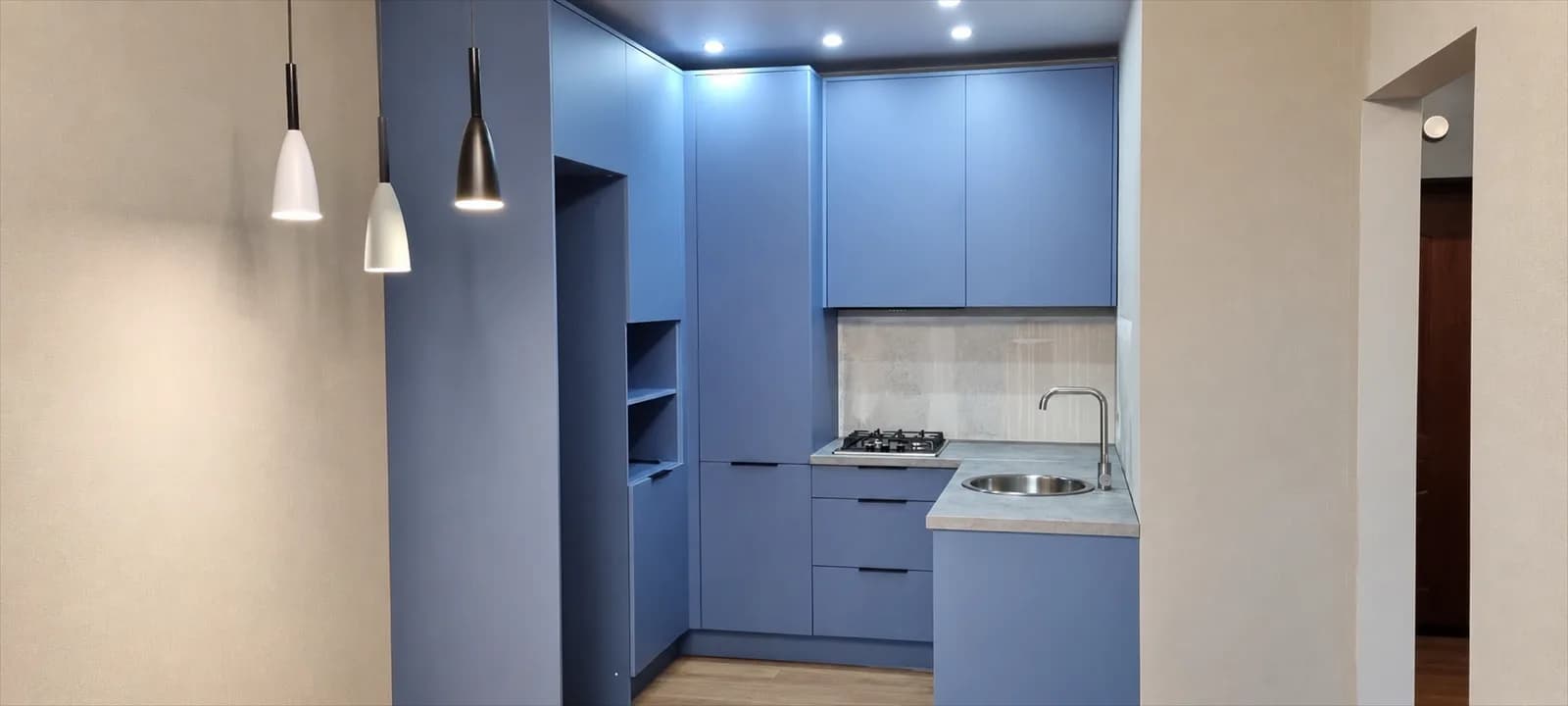 Голубая кухня и мебель для квартиры