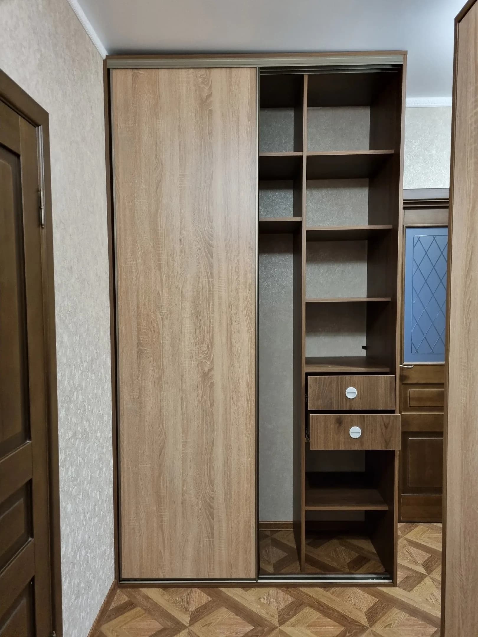 Миниатюра 7 проекта Прихожая под дерево со шкафом-купе
