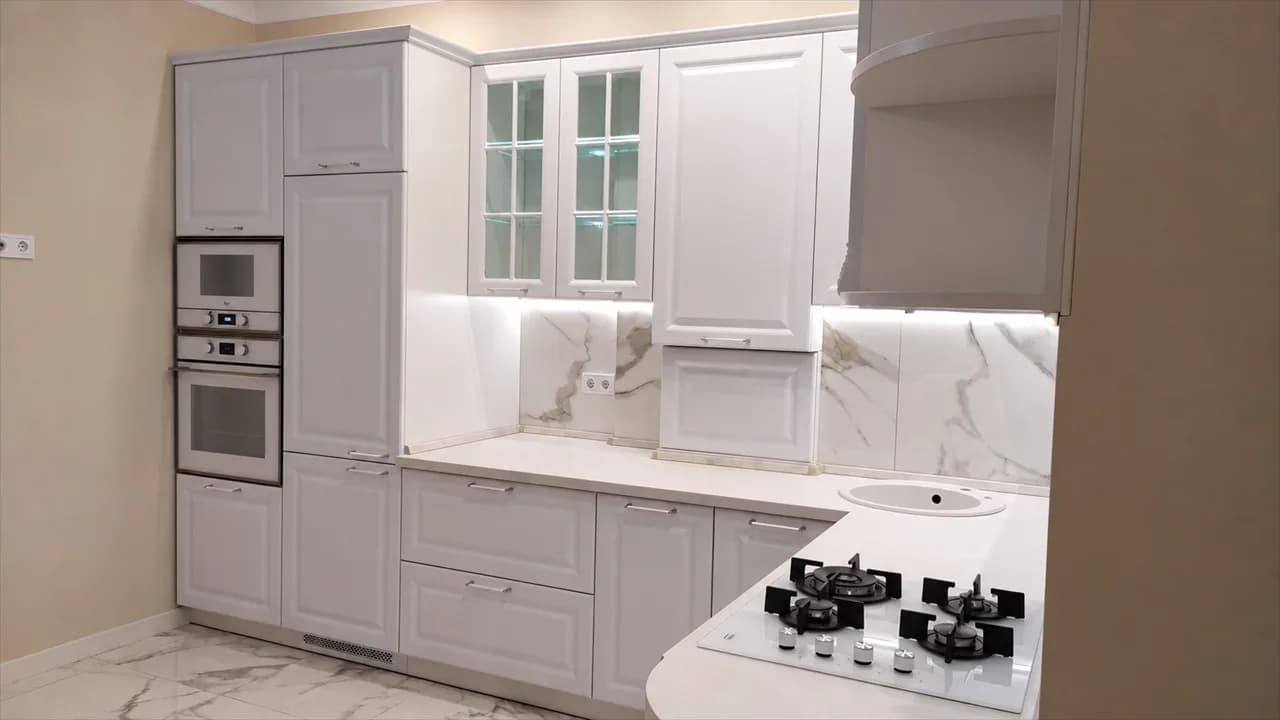 Белая угловая кухня с витринами