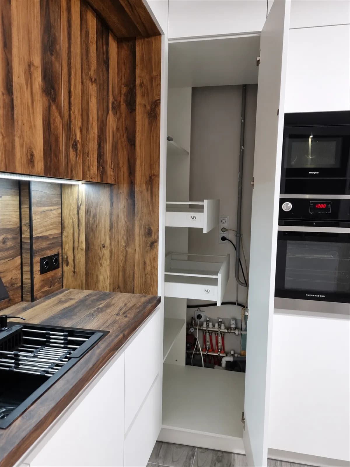 Миниатюра 7 проекта Белая кухня с древесной отделкой и высокими шкафами