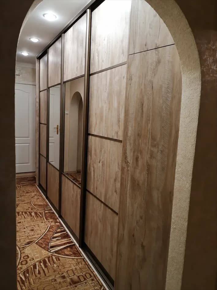 Миниатюра 2 проекта Прихожая под дерево со шкафом-купе