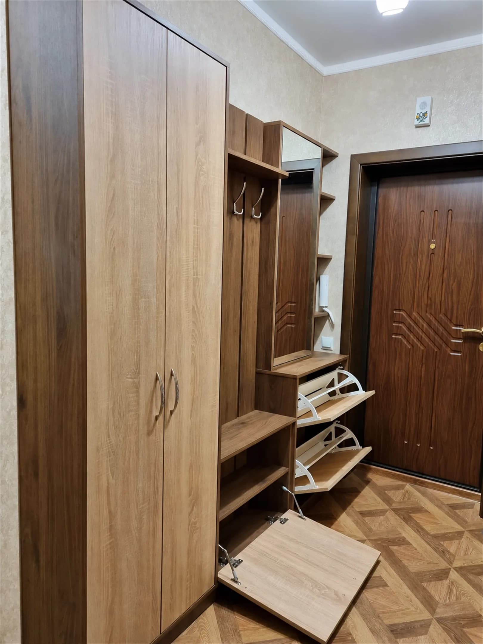 Миниатюра 4 проекта Прихожая под дерево со шкафом-купе