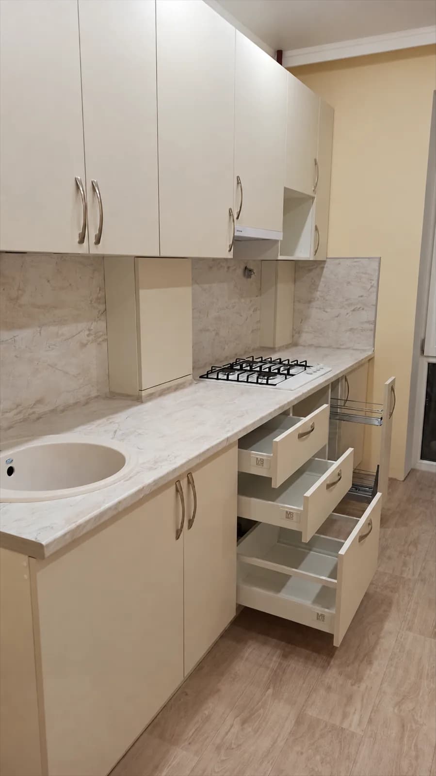 Миниатюра 12 проекта Светлая кухня и встроенные шкафы-купе