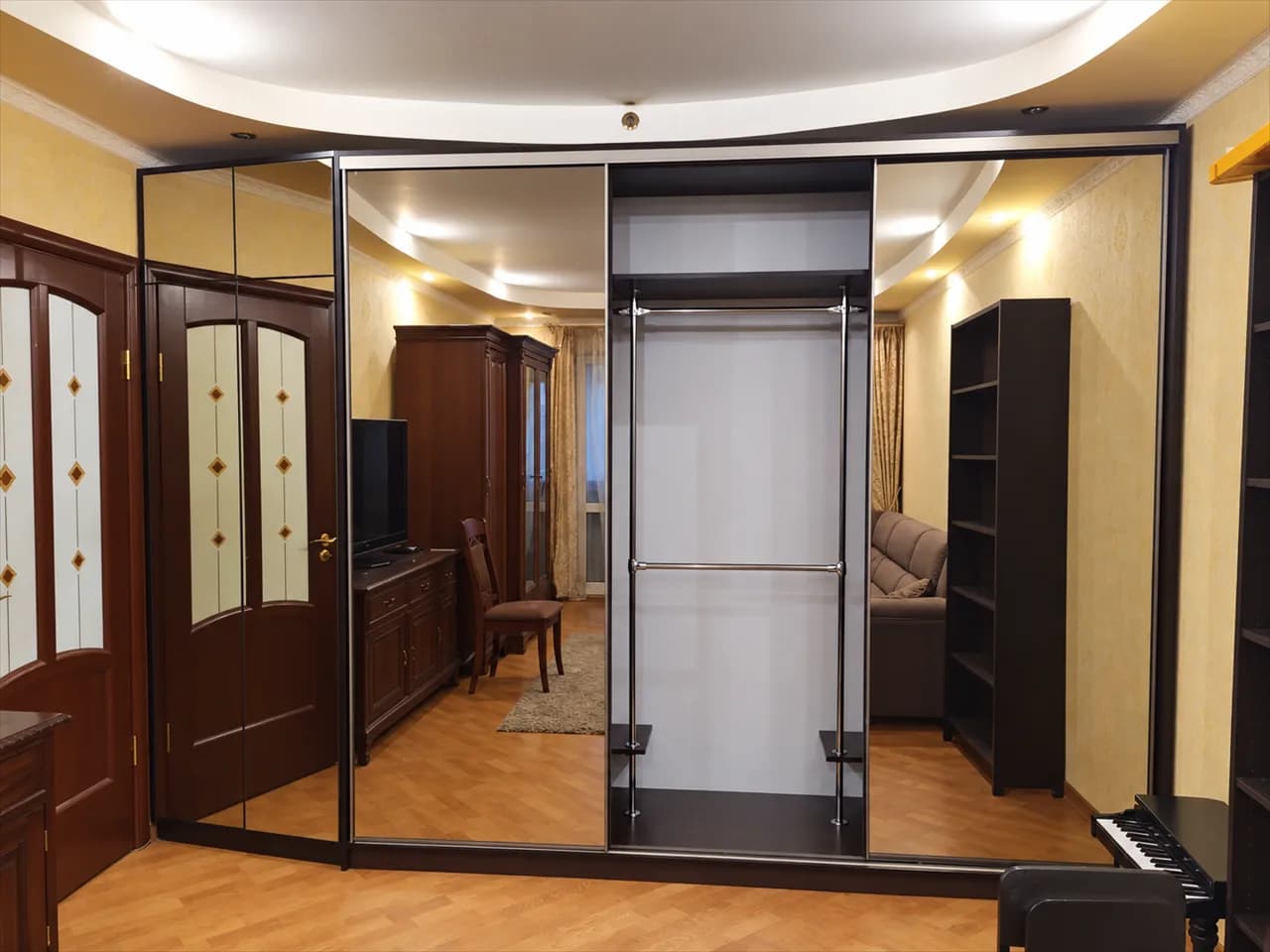 Миниатюра 3 проекта Зеркальный шкаф-купе с тёмным обрамлением