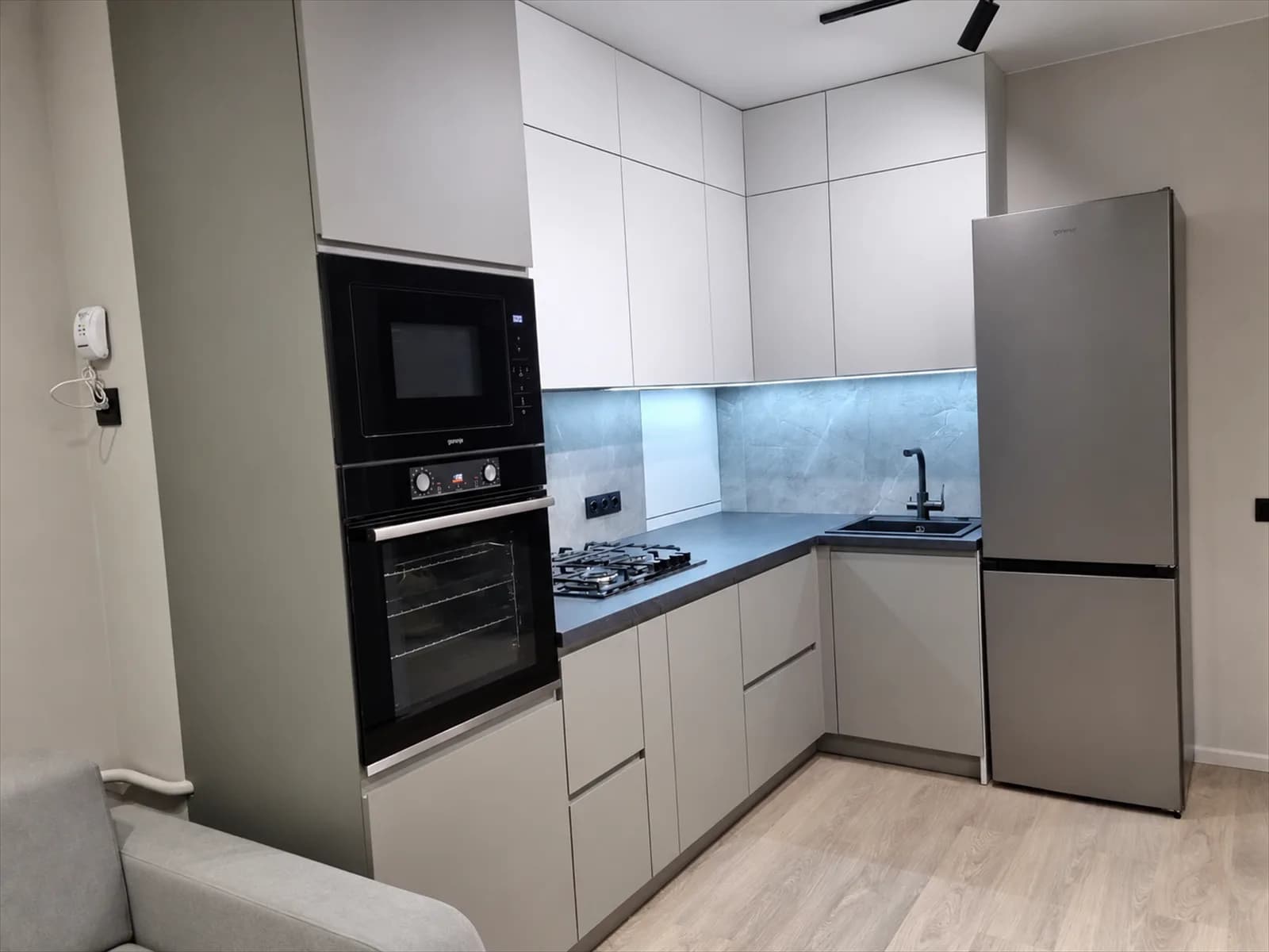 Миниатюра 2 проекта Компактная угловая кухня с фасадами до потолка