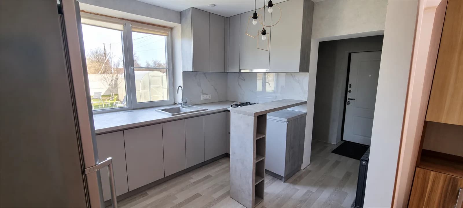 Миниатюра 2 проекта Серая кухня с барной стойкой