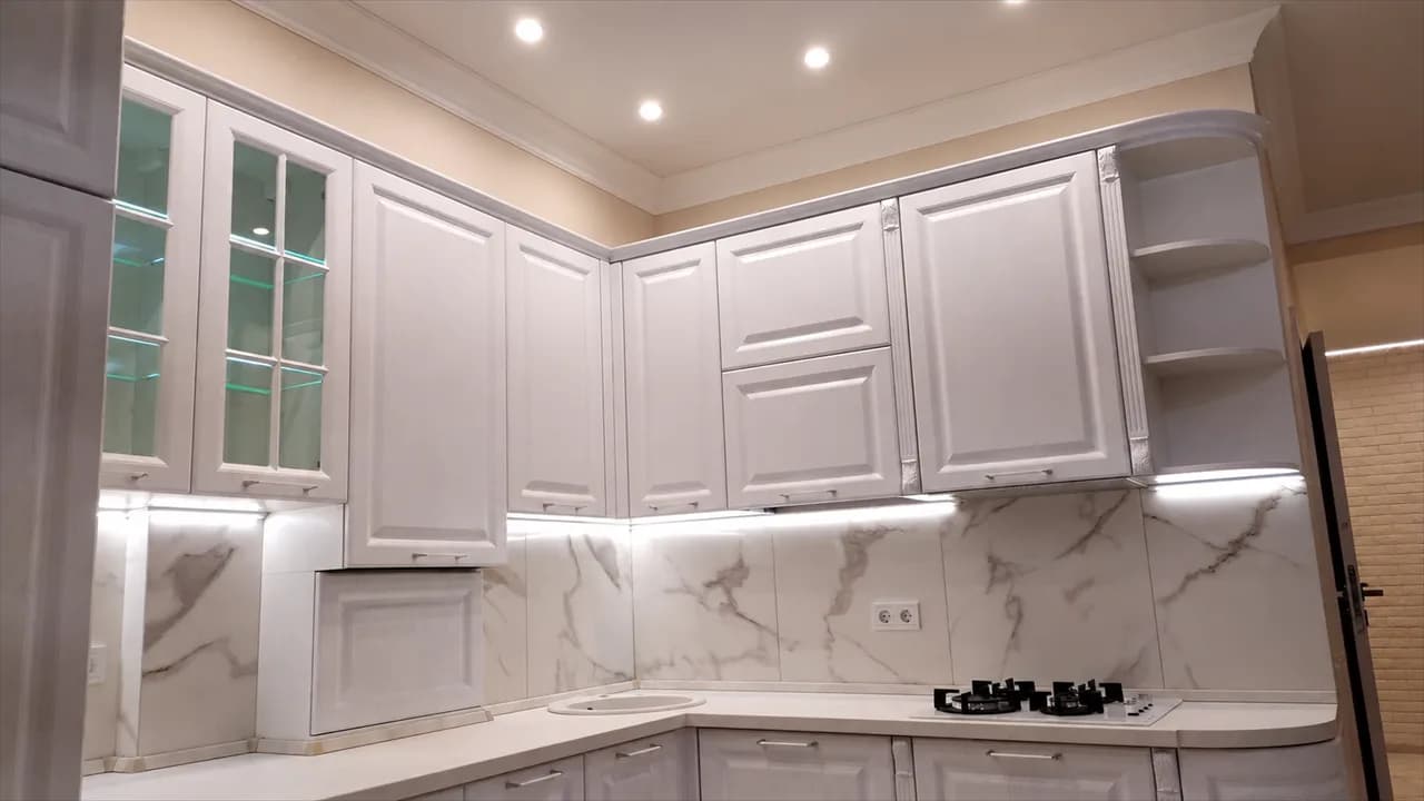 Миниатюра 4 проекта Белая угловая кухня с витринами