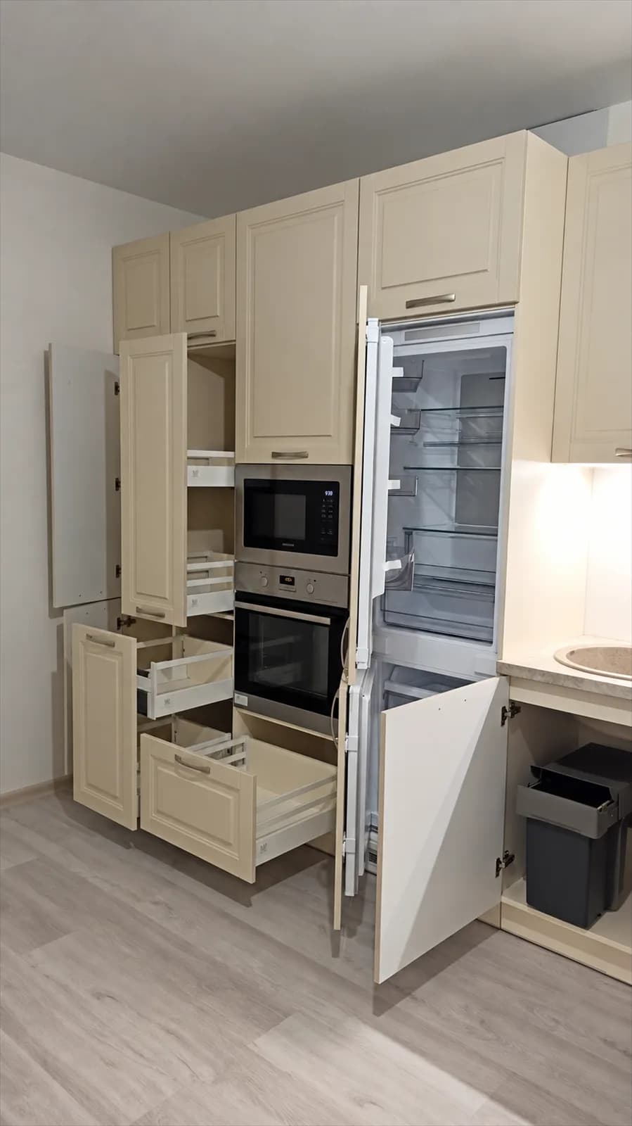 Миниатюра 2 проекта Светлая прямая кухня с рамочными фасадами