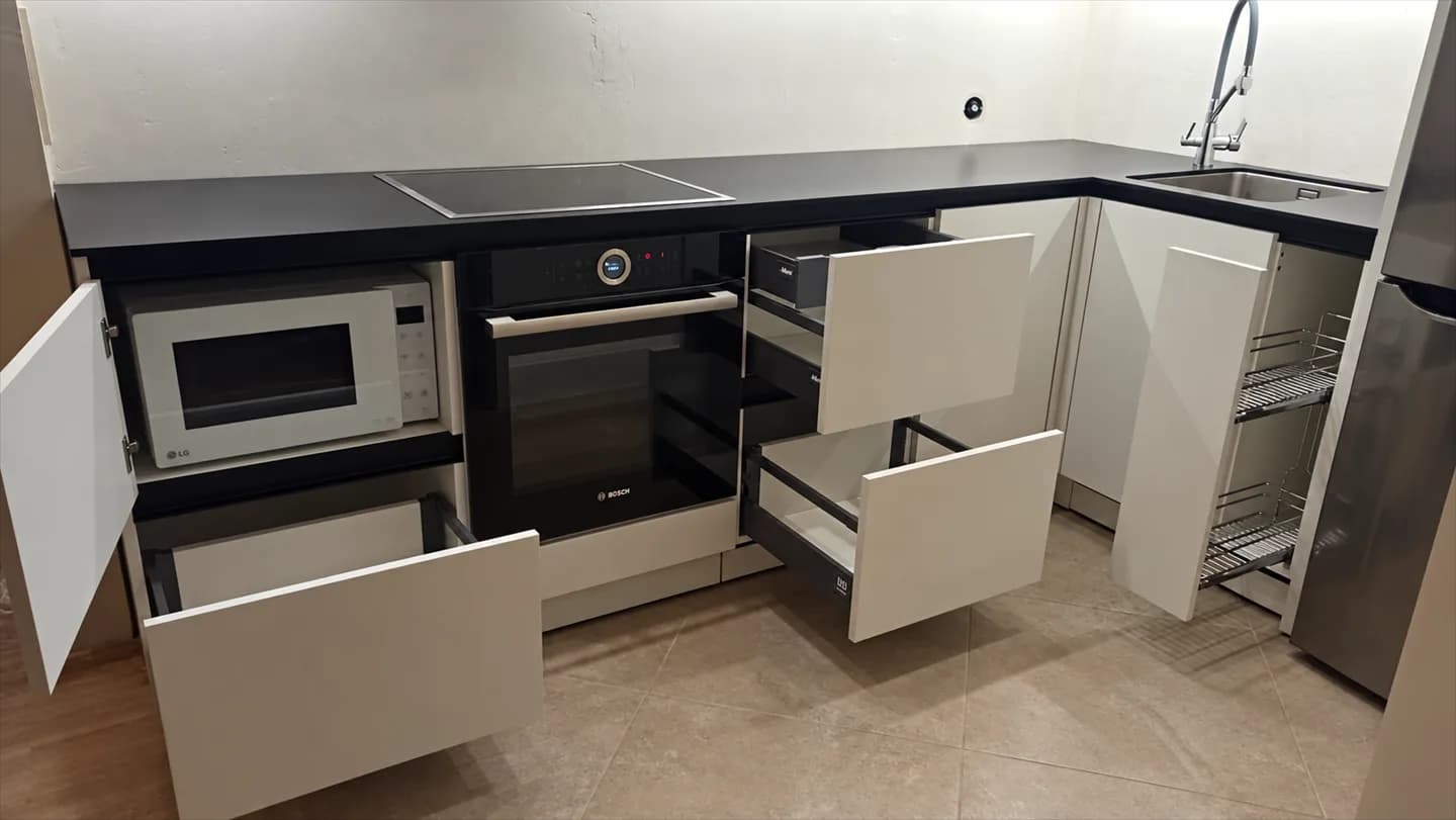 Миниатюра 5 проекта Светлая мебель для кухни и комнаты