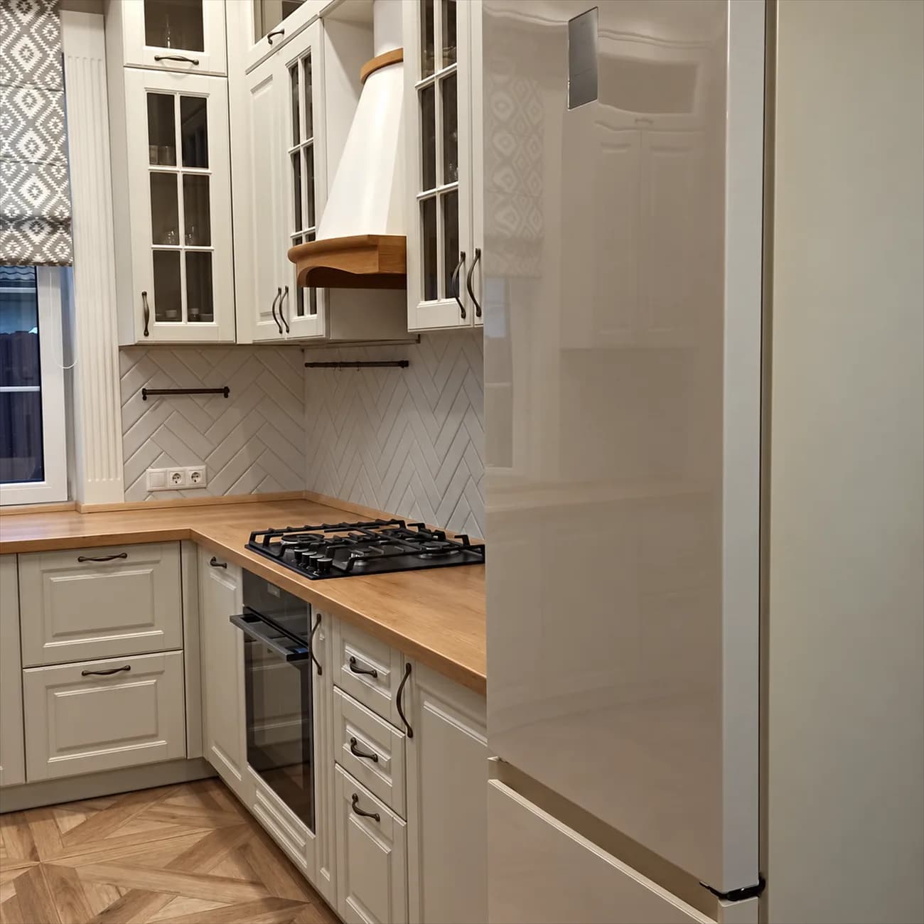 Миниатюра 8 проекта Светлая мебель для дома с классической кухней