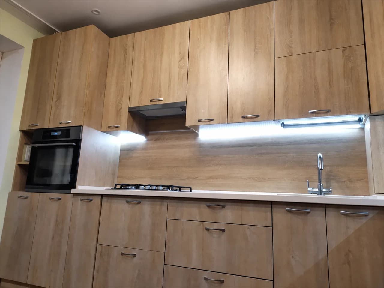 Миниатюра 3 проекта Угловая кухня под дерево с белой столешницей