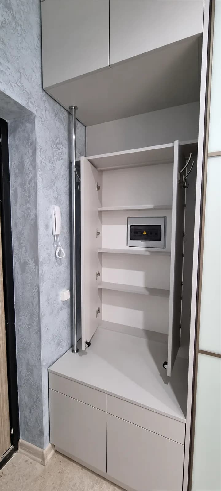Миниатюра 9 проекта Мебель для квартиры с синей кухней и шкафами-купе