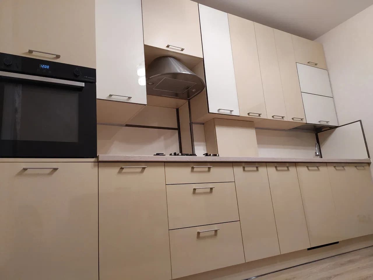 Миниатюра 4 проекта Кремовая прямая кухня со скрытой стиральной машиной